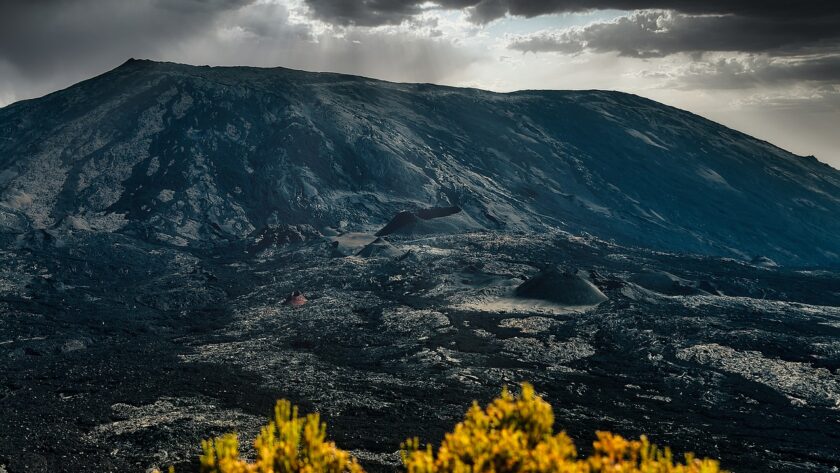 Découvrez le Piton de la Fournaise, un des volcans les plus actifs