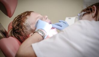 Soins dentaires : quels éléments pour bien choisir une clinique