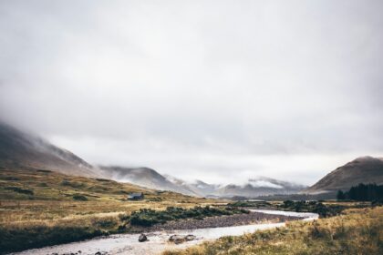 Découvrez l’île de Mull, joyau naturel des Hébrides : plages sauvages, villages colorés, faune exceptionnelle et randonnées inoubliables au cœur de l’Écosse.