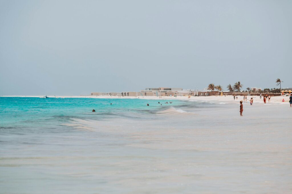 Sal doit sa popularité à ses plages infinies de sable doré, ses eaux turquoise et son climat.