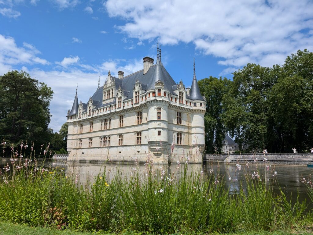 Au centre de l’Indr s’élève le Château d’Azay-le-Rideau, splendide joyau de la Renaissance.