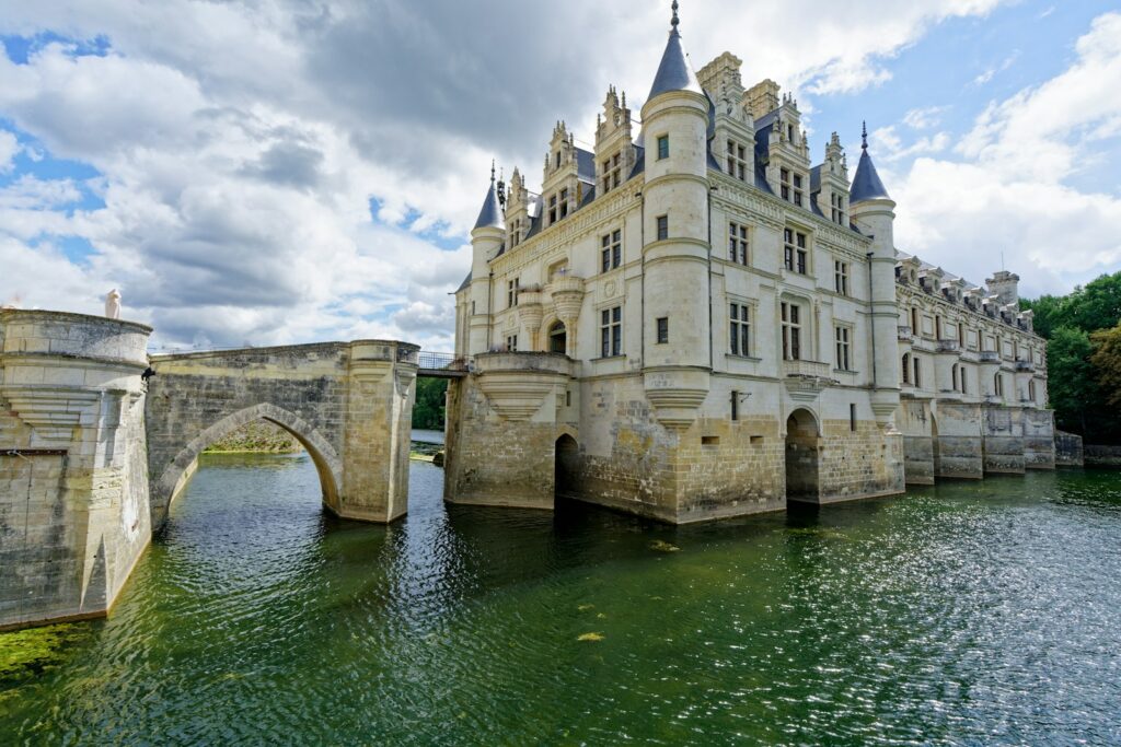 Chenonceau figure parmi les châteaux les plus romantiques et empreints de poésie de la vallée de la Loire.