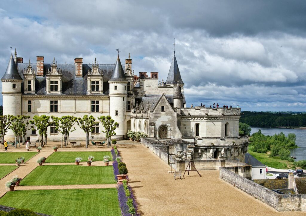 Édifié sur un promontoire rocheux qui surplombe la Loire, le Château d’Amboise comptait parmi les demeures privilégiées des rois de France.