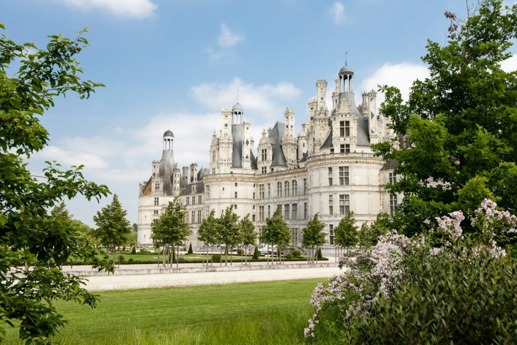 Il est impensable de mentionner la vallée de la Loire sans citer le Château de Chambord, le plus grandiose et sans doute le plus emblématique de tous.