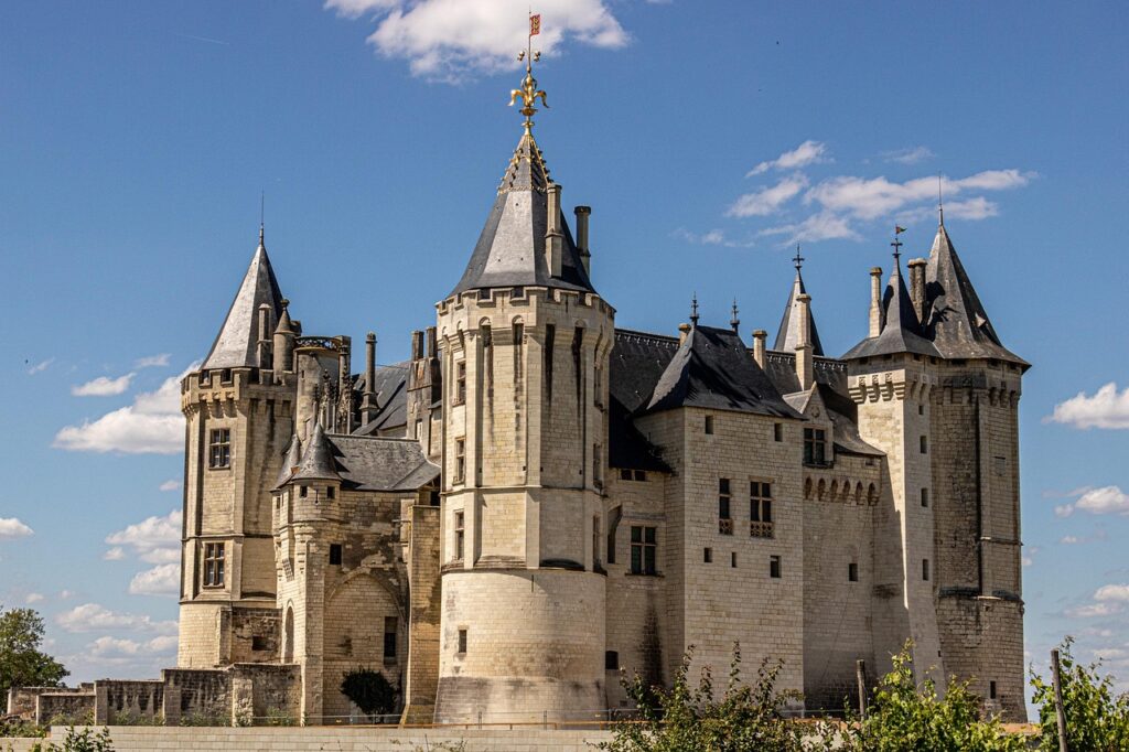Le château de Saumur, moins visité que Chambord ou Chenonceau, séduit par son charme authentique.