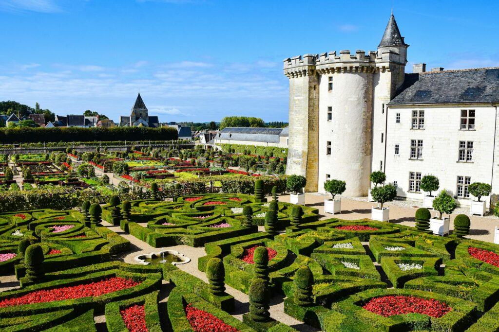 Le Château de Villandry doit sa renommée mondiale non seulement à son architecture remarquable, mais surtout à ses magnifiques jardins, réputés parmi les plus beaux d’Europe.