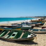 Découvrez un itinéraire idéal de 10 jours au Cap-Vert, explorant les îles de Santiago, Sal et São Vicente. Préparez votre voyage, du budget aux formalités, et vivez des expériences inoubliables.
