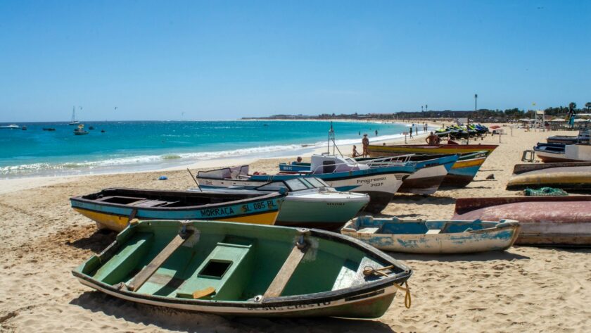 Découvrez un itinéraire idéal de 10 jours au Cap-Vert, explorant les îles de Santiago, Sal et São Vicente. Préparez votre voyage, du budget aux formalités, et vivez des expériences inoubliables.