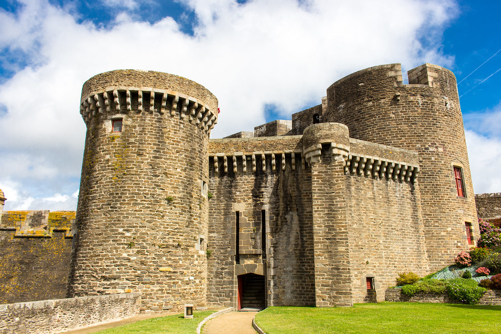 Le Château de Brest dominant la rade, reflet du riche patrimoine historique et culturel de la ville.