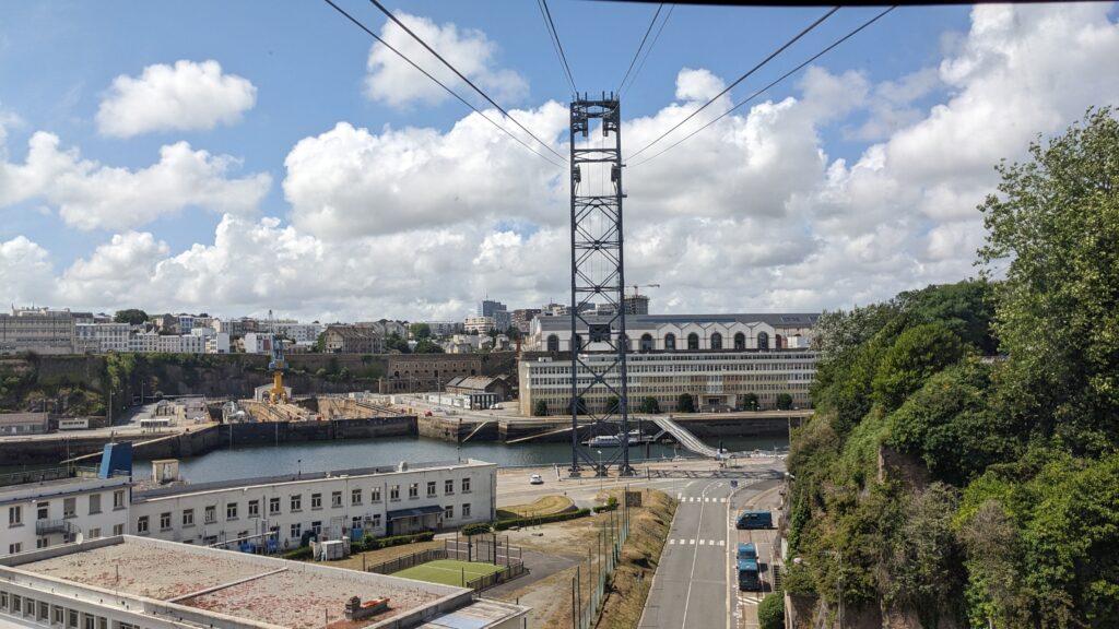 Quartier des Capucins à Brest avec son téléphérique et ses bâtiments modernes, symbole d’innovation urbaine.