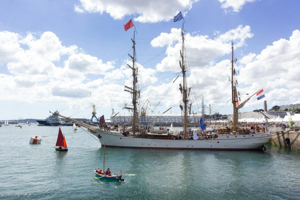Vue du port de Brest avec ses bateaux et la rade sous le soleil, symbole de l’âme maritime de la ville.