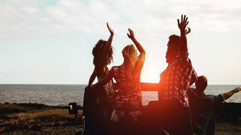 Location voiture Santorin – Explorez l’île en confort et liberté