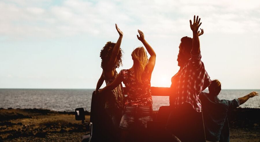 Location voiture Santorin – Explorez l’île en confort et liberté