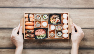 Comparaison des franchises de sushi : menu, innovation et variété au service du succès