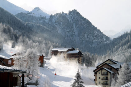 Ski, speed riding, randos,... découvrez que faire à Valfréjus. Le guide complet pour des vacances inoubliables au cœur de la Maurienne.