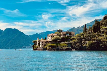 Découvrez le lac de Côme : villas sublimes, villages de charme et dolce vita. Le guide ultime pour explorer ce joyau italien et réussir votre voyage.