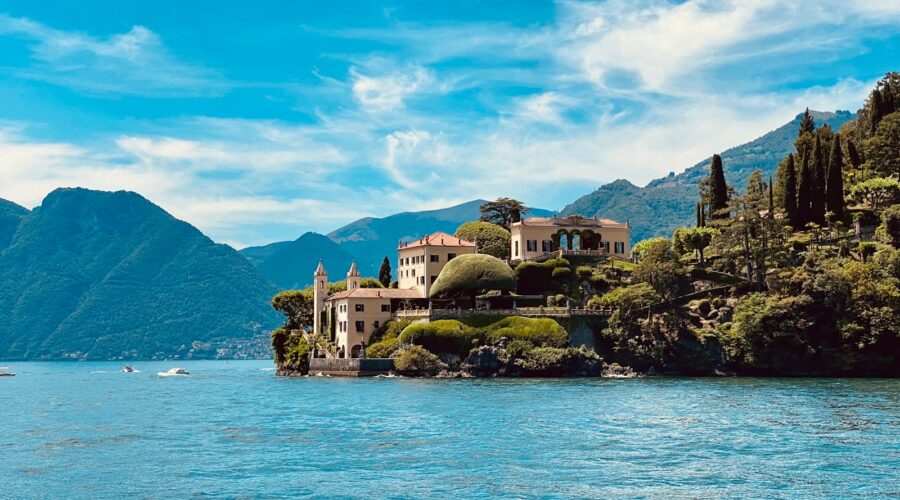 Découvrez le lac de Côme : villas sublimes, villages de charme et dolce vita. Le guide ultime pour explorer ce joyau italien et réussir votre voyage.
