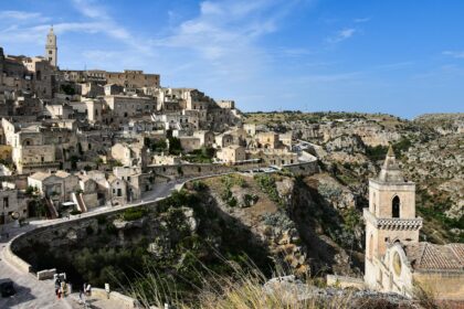Découvrez l'itinéraire idéal de 7 jours dans les Pouilles : de Bari à Lecce, entre trulli et plages. Le guide pour un road trip inoubliable !