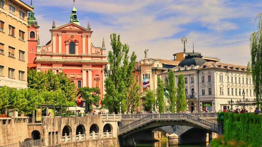 Découvrez notre top 5 des choses à voir à Ljubljana ! Du château médiéval à la culture alternative, explorez la perle de Slovénie.