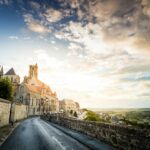 Que faire à Laon ? Explorez la Montagne Couronnée, sa cathédrale, ses souterrains et remparts. Le guide complet pour visiter cette cité médiévale unique.