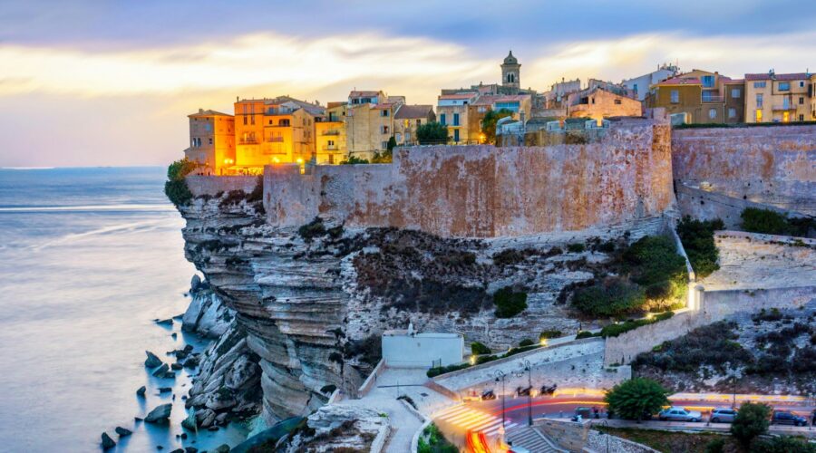Redécouvrez Bonifacio au calme. Guide complet pour une visite sereine : meilleures saisons, lieux secrets et art de vivre corse loin de la foule.