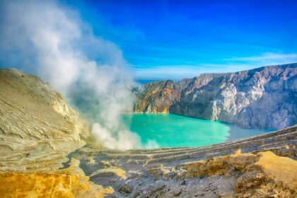 Découvrez le Kawah Ijen à Java : entre l'éclat magique des flammes bleues et le quotidien extrême des mineurs de soufre au cœur du cratère le plus acide du monde.