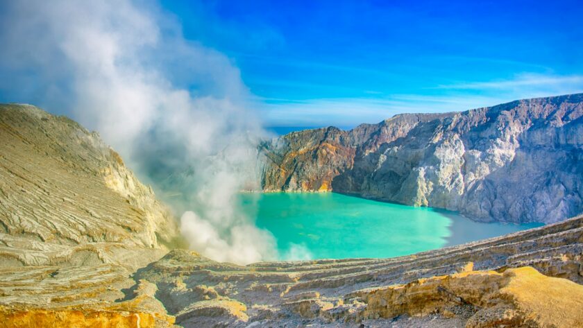 Découvrez le Kawah Ijen à Java : entre l'éclat magique des flammes bleues et le quotidien extrême des mineurs de soufre au cœur du cratère le plus acide du monde.