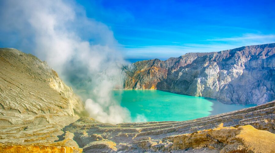 Découvrez le Kawah Ijen à Java : entre l'éclat magique des flammes bleues et le quotidien extrême des mineurs de soufre au cœur du cratère le plus acide du monde.