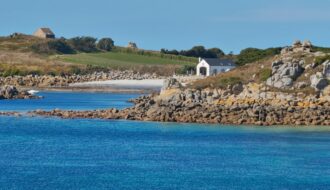 Découvrez l'île de Batz : son jardin exotique, ses plages de sable blanc et son microclimat. Guide complet pour explorer ce joyau du Finistère en Bretagne.