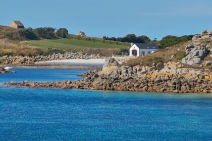 Découvrez l'île de Batz : son jardin exotique, ses plages de sable blanc et son microclimat. Guide complet pour explorer ce joyau du Finistère en Bretagne.