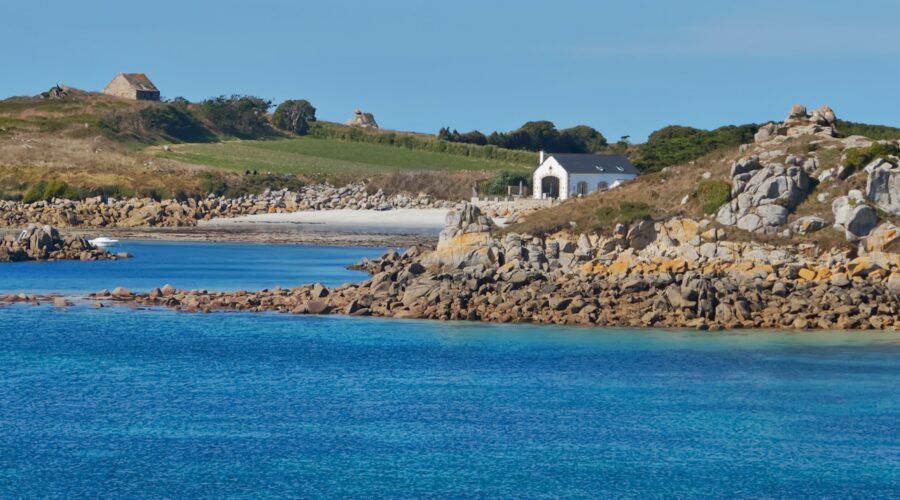 Découvrez l'île de Batz : son jardin exotique, ses plages de sable blanc et son microclimat. Guide complet pour explorer ce joyau du Finistère en Bretagne.