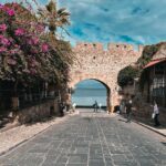 Découvrez que ramener de Rhodes : céramiques, miel, bijoux et cuir. Un guide complet pour rapporter l'authenticité grecque dans vos bagages.