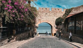 Découvrez que ramener de Rhodes : céramiques, miel, bijoux et cuir. Un guide complet pour rapporter l'authenticité grecque dans vos bagages.