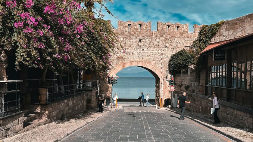 Découvrez que ramener de Rhodes : céramiques, miel, bijoux et cuir. Un guide complet pour rapporter l'authenticité grecque dans vos bagages.