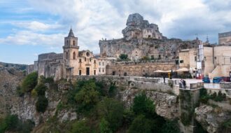 Que faire dans les Pouilles ? Découvrez les lieux incontournables, des trulli aux plages du Salento, et nos conseils pour un voyage inoubliable en Italie.