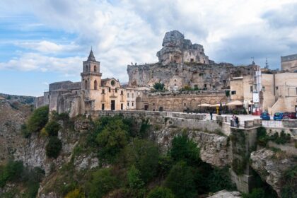 Que faire dans les Pouilles ? Découvrez les lieux incontournables, des trulli aux plages du Salento, et nos conseils pour un voyage inoubliable en Italie.