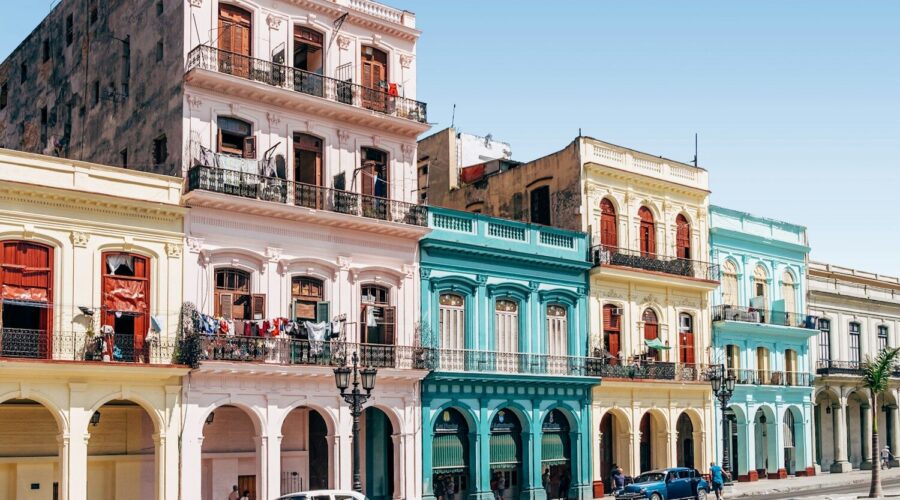 Découvrez Cuba, l’île où le temps s'est arrêté. Guide complet sur La Havane, les cités coloniales et les plages de rêve pour un voyage inoubliable.