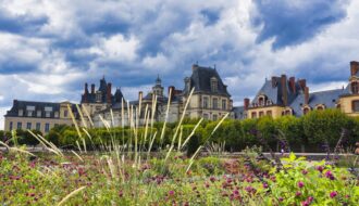 Découvrez Fontainebleau au-delà de sa forêt : château royal, patrimoine caché, Barbizon et art de vivre. Le guide complet pour une escapade inoubliable.