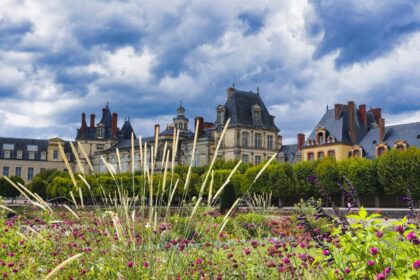 Découvrez Fontainebleau au-delà de sa forêt : château royal, patrimoine caché, Barbizon et art de vivre. Le guide complet pour une escapade inoubliable.