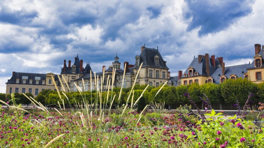 Découvrez Fontainebleau au-delà de sa forêt : château royal, patrimoine caché, Barbizon et art de vivre. Le guide complet pour une escapade inoubliable.