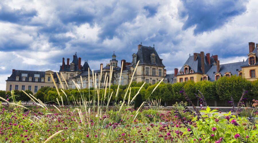 Découvrez Fontainebleau au-delà de sa forêt : château royal, patrimoine caché, Barbizon et art de vivre. Le guide complet pour une escapade inoubliable.