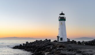 Envie d'une nuit insolite ? Découvrez 5 adresses exceptionnelles pour dormir dans un phare. De la Bretagne à la Corse, vivez une escapade inoubliable.