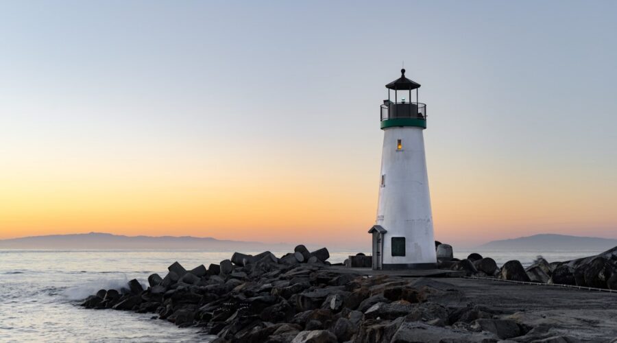 Envie d'une nuit insolite ? Découvrez 5 adresses exceptionnelles pour dormir dans un phare. De la Bretagne à la Corse, vivez une escapade inoubliable.
