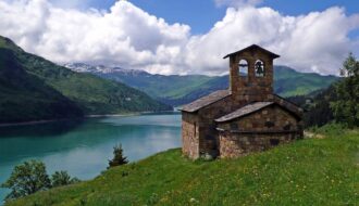 Que faire à Beaufort ? Explorez le Beaufortain entre lac de Roselend, ski à Arêches et fromage AOP. Découvrez les meilleures activités pour un séjour réussi.