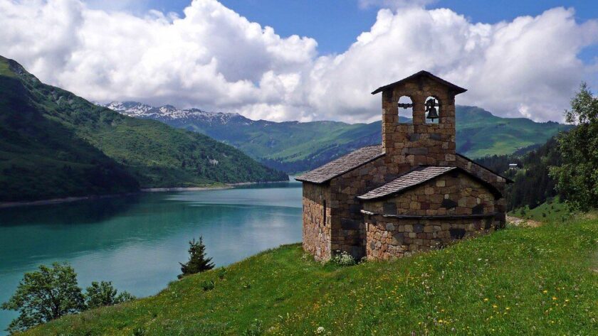 Que faire à Beaufort ? Explorez le Beaufortain entre lac de Roselend, ski à Arêches et fromage AOP. Découvrez les meilleures activités pour un séjour réussi.