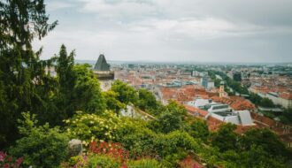 Que faire à Graz ? Découvrez ce guide complet : centre historique UNESCO, design futuriste et secrets de Styrie pour planifier votre voyage idéal.