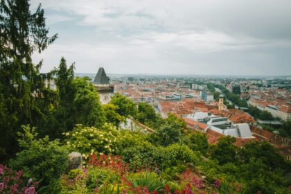 Que faire à Graz ? Découvrez ce guide complet : centre historique UNESCO, design futuriste et secrets de Styrie pour planifier votre voyage idéal.
