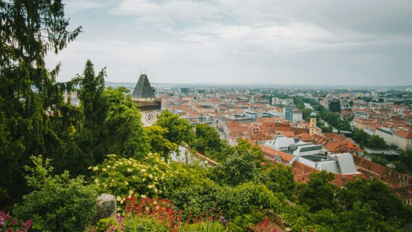 Que faire à Graz ? Découvrez ce guide complet : centre historique UNESCO, design futuriste et secrets de Styrie pour planifier votre voyage idéal.
