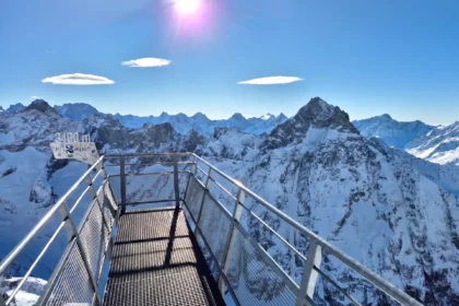 Explorez Les 2 Alpes sans skier. Découvrez nos conseils famille : parapente, musées et avenue de la Muzelle pour un séjour magique en Isère.