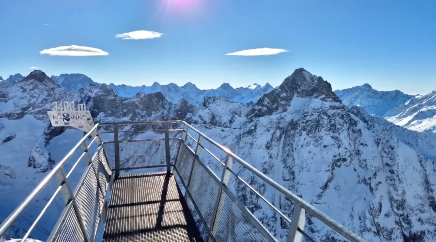 Explorez Les 2 Alpes sans skier. Découvrez nos conseils famille : parapente, musées et avenue de la Muzelle pour un séjour magique en Isère.